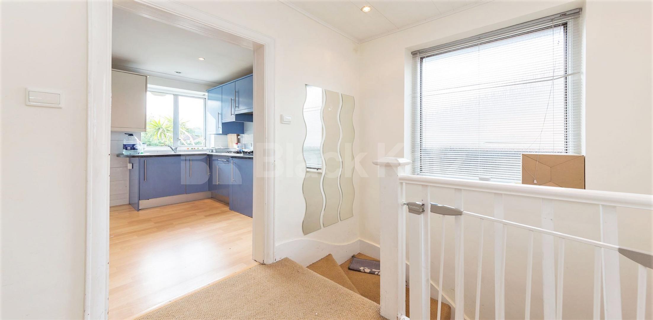 Modern and Central Apartment Connell Crescent , Park Royal